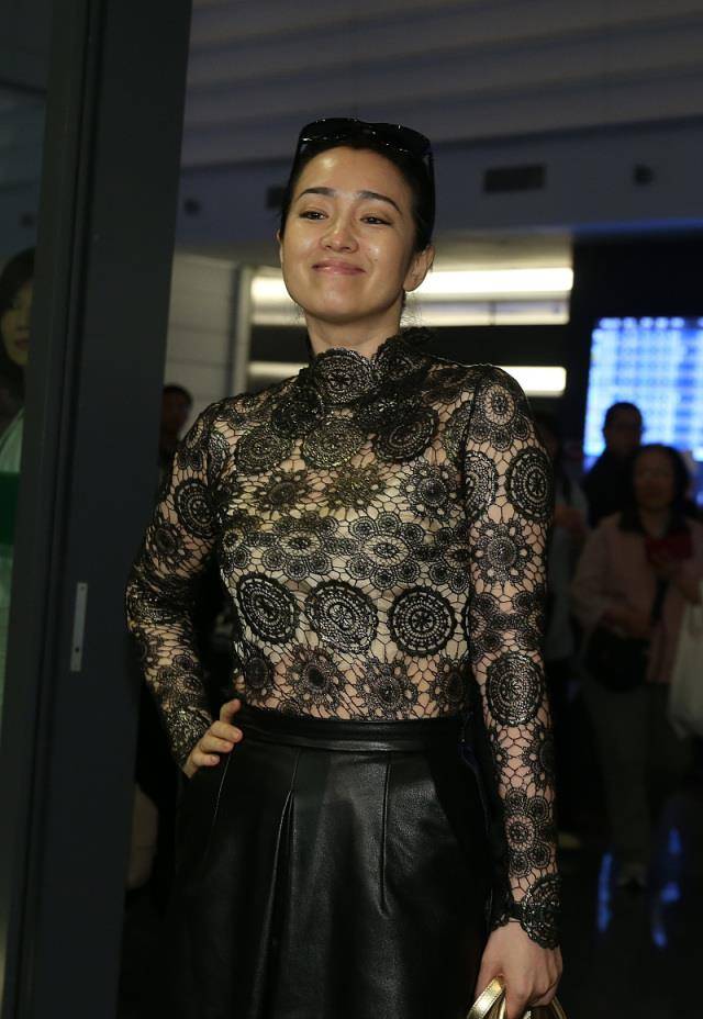 巩俐高调卖萌,穿黑色透视装搭黑色皮裙,身材婀娜饱满美得太高级