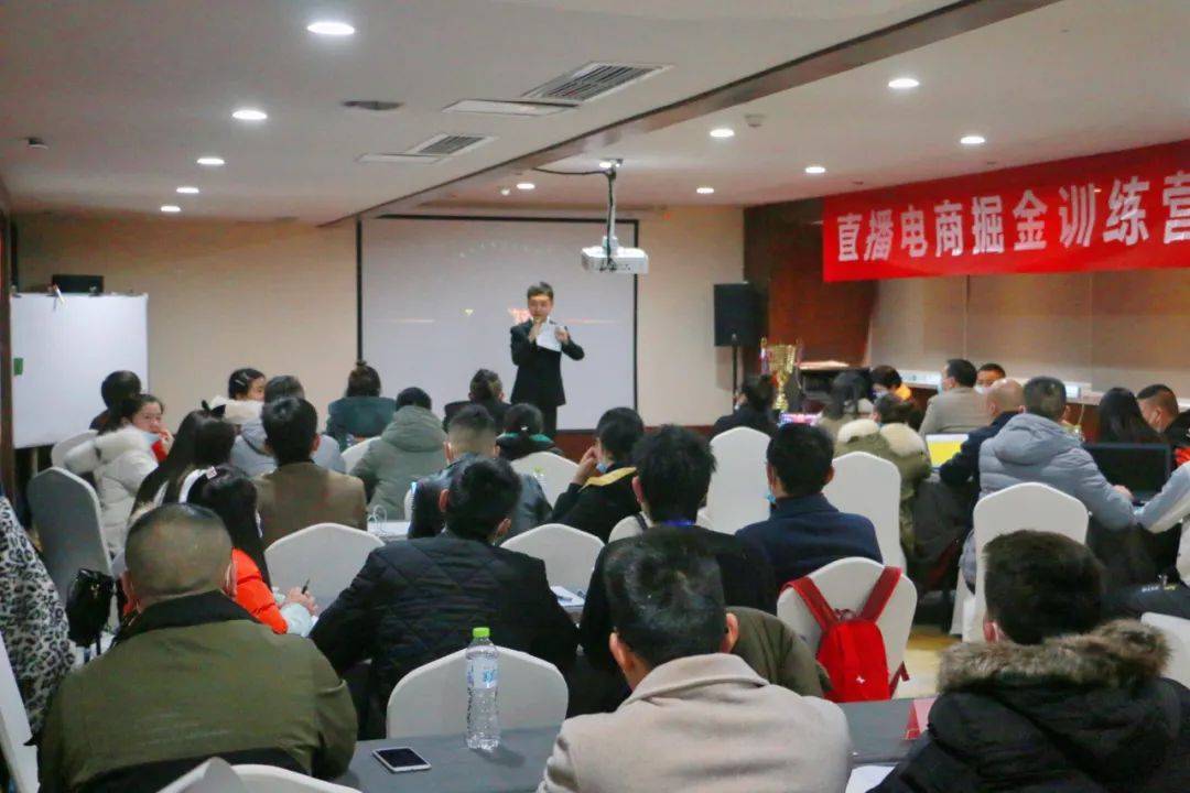 早上8:30学员们陆续步入课堂,在工作人员帮助下测体温,戴口罩,酒精