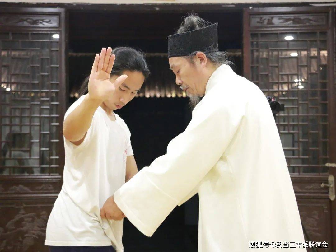 见武当武术非遗传人,武当三丰派钟云龙道长指导八卦掌_两腿