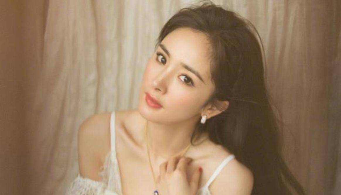 杨幂作为85花的领军人物,近照曝光,粉丝看完心都痛:这
