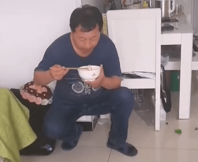 也希望老婆能给自己留下余地,心甘情愿蹲在墙角吃饭说明和面子相比