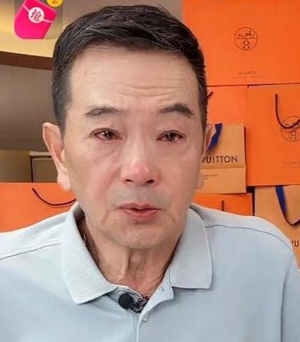 原创65岁资深演员张晨光直播痛哭,被网友质疑卖假酒,晚节不保?