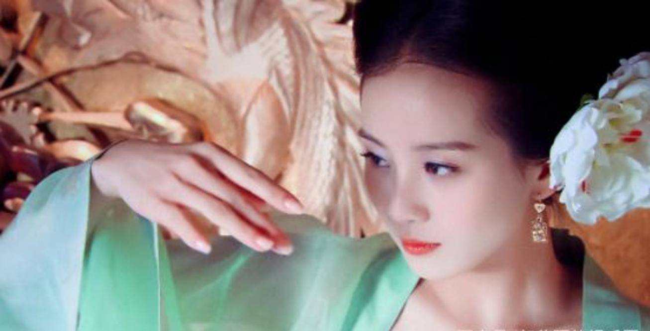 原创女星穿绿衣有多漂亮躲过杨幂刘诗诗却被蹲下的刘亦菲缠住了
