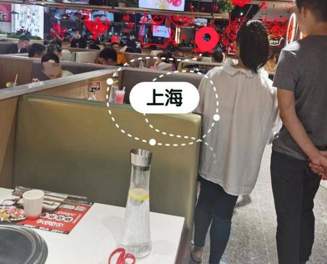 偶遇吴永恩!帅气多金新店开业人气爆棚,脚上鞋子与女友秀足恩爱