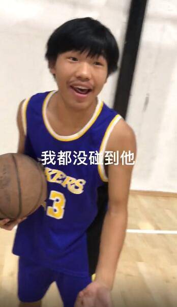 农村国宝被打12-0细节!插眼 锁喉 空中推搡,吴勇豪愤怒拿球砸他