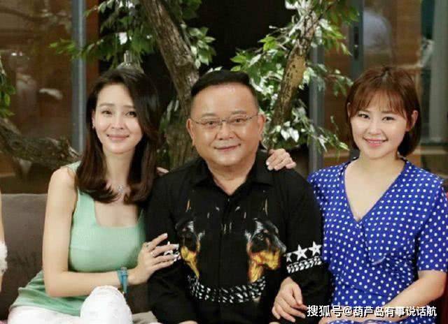 王刚与妻子合照,王刚确实老了不少,他的儿子丁丁,是一