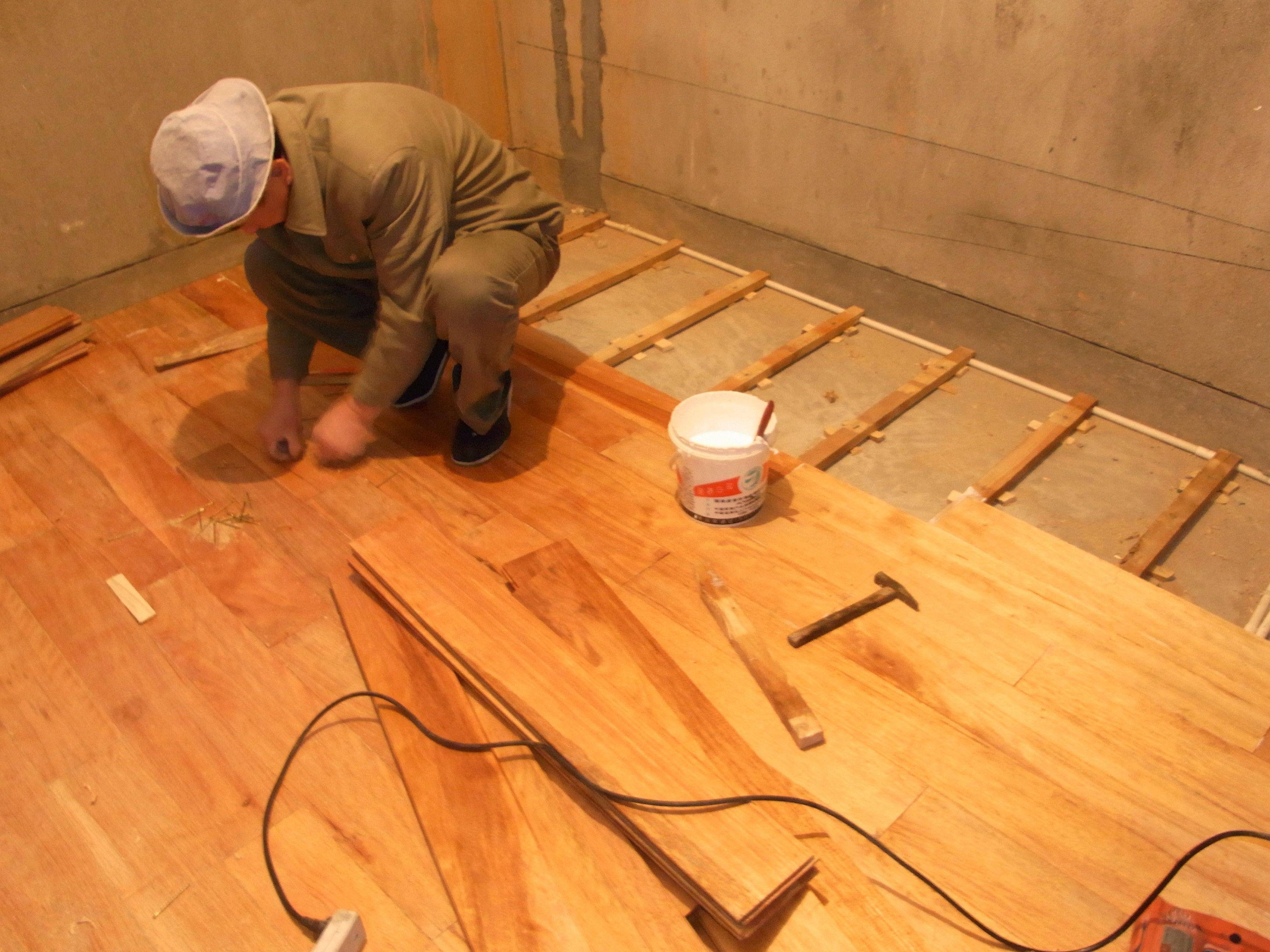 地板插座施工_常见的木地板施工方法_pvc篮球场地板施工