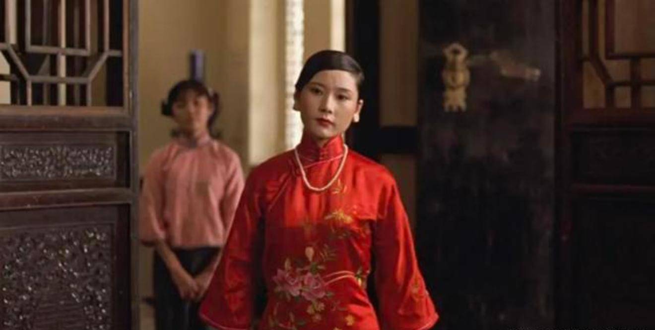 1990年,在张艺谋的《大红灯笼高高挂》中,饰演三姨太.