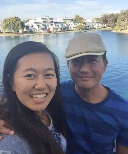 原创高曙光一家三口海边游,5岁儿子又瘦又黑,小16岁娇妻亲自掌镜