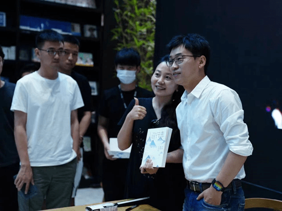 读者合影来到现场的读者均获得作家郭城(琢磨先生)的亲笔签名以及祝福