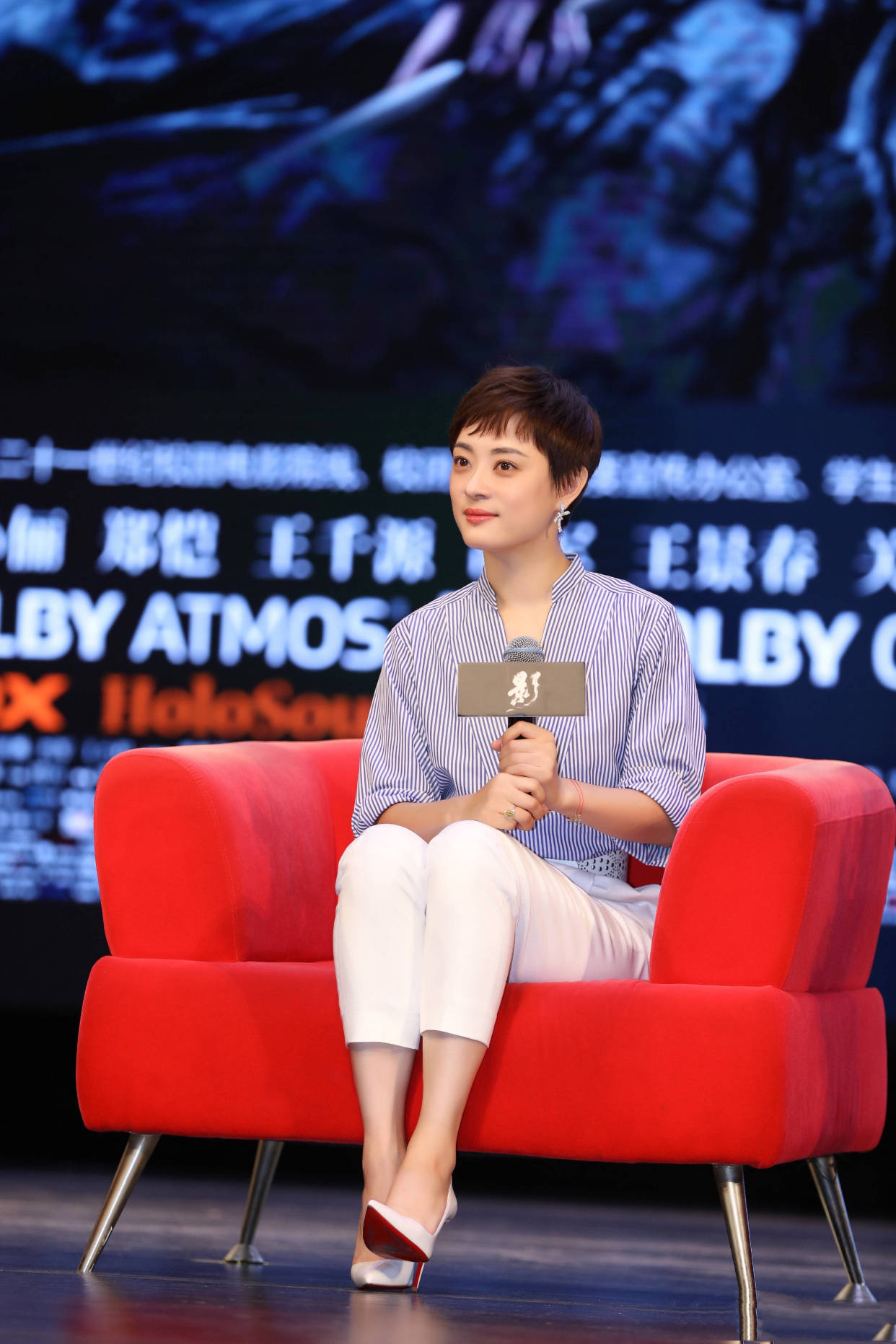 孙俪红裙造型太美了!优雅大气的精致佳人,背影都带着满满氛围感