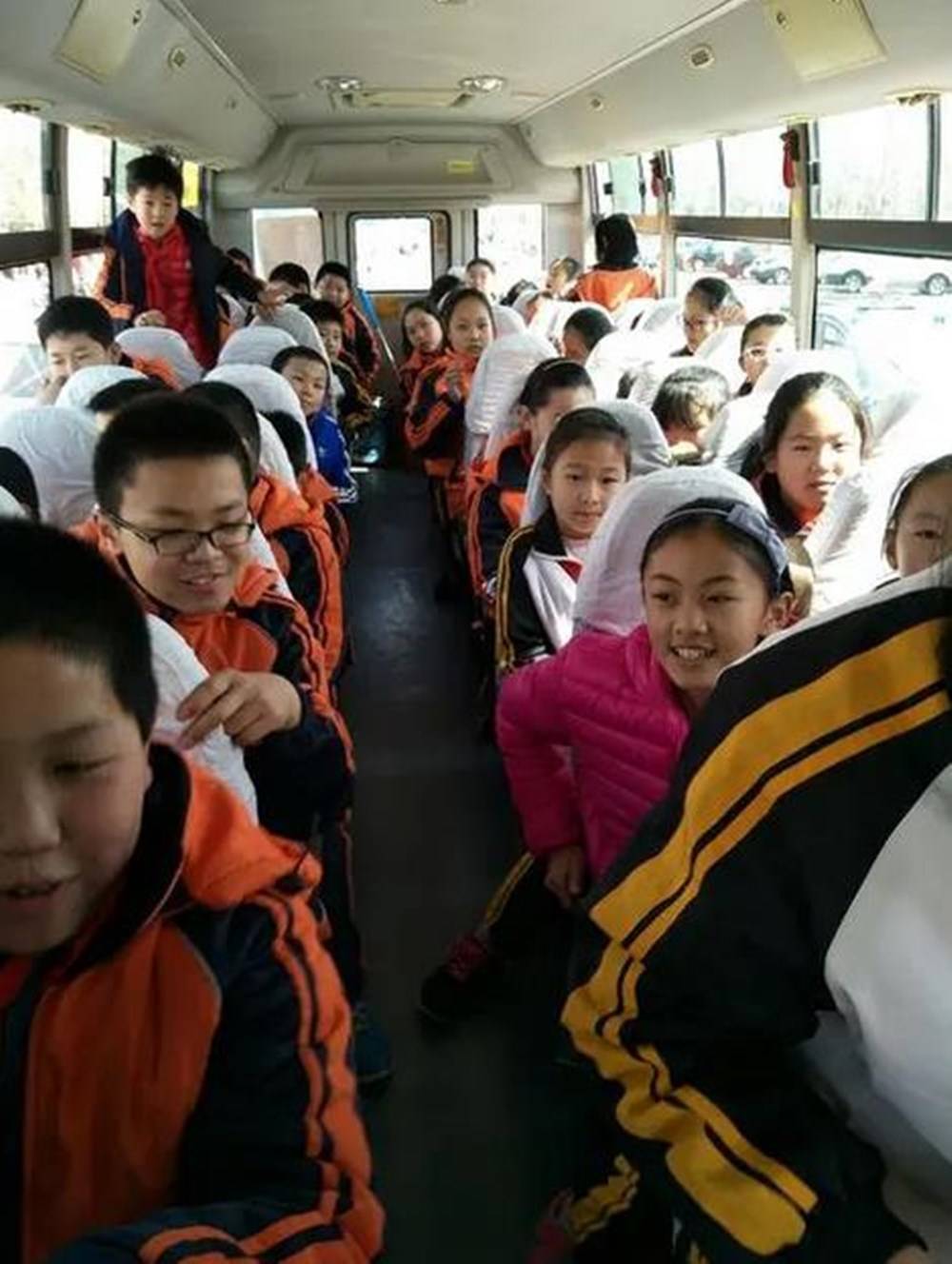 原创上海小学生宁坐校车不坐保时捷妈妈接下来的做法引争议