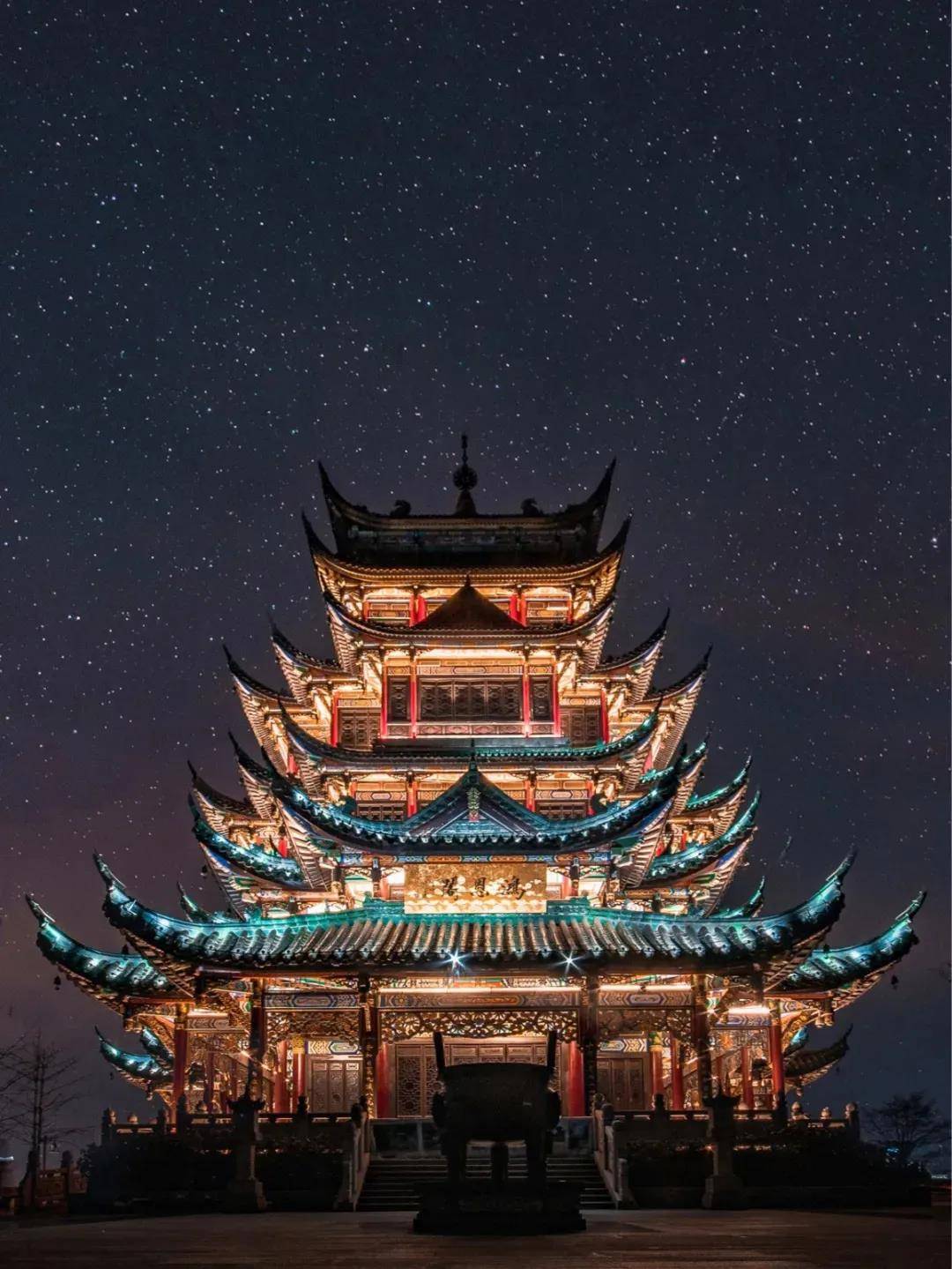 鸿恩寺森林公园,因一张夜景图出圈,凭借绝美的古风建筑大片,让许多人