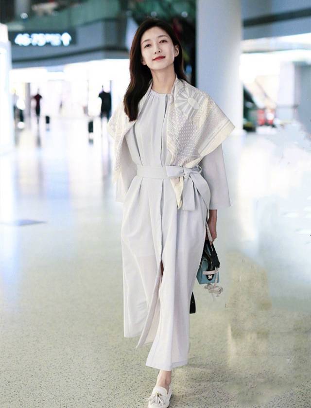 江疏影走机场真低调,穿890元连衣裙配3300元豆豆鞋,美