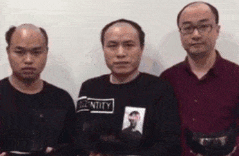 搞笑gif动图,车胎有点漏气,没想到完全不懂车的老婆一秒钟修好