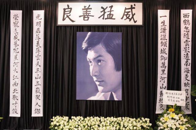 图为邓光荣女儿手捧父亲遗像.
