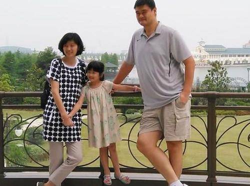 姚明春节带女儿出行,11岁姚沁蕾已经高出路人半头成"小巨人"