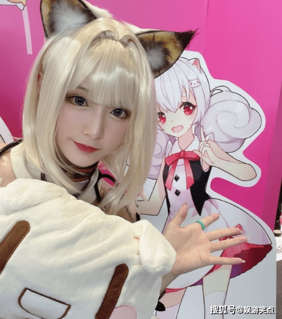 明日方舟妹子cos永劫无间胡桃,轻纱如雾红衣撩人!