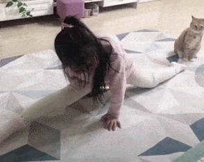 原创小主人练劈叉疼到哭出声,猫咪忍不住捣乱挠脚丫,皮一下很开心啊