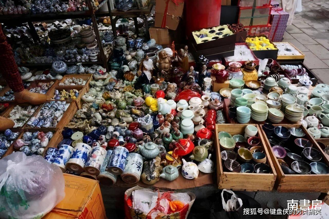 当年的南京"鬼市",曾半夜12点开张天亮收摊,交易不多说一句话