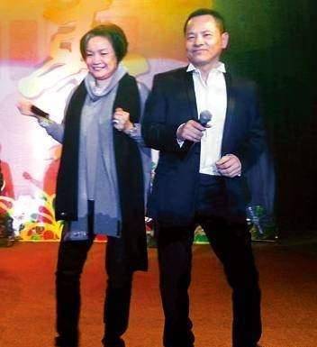 接着何鸿燊找到司徒玉莲,由司徒玉莲出面与对方交接