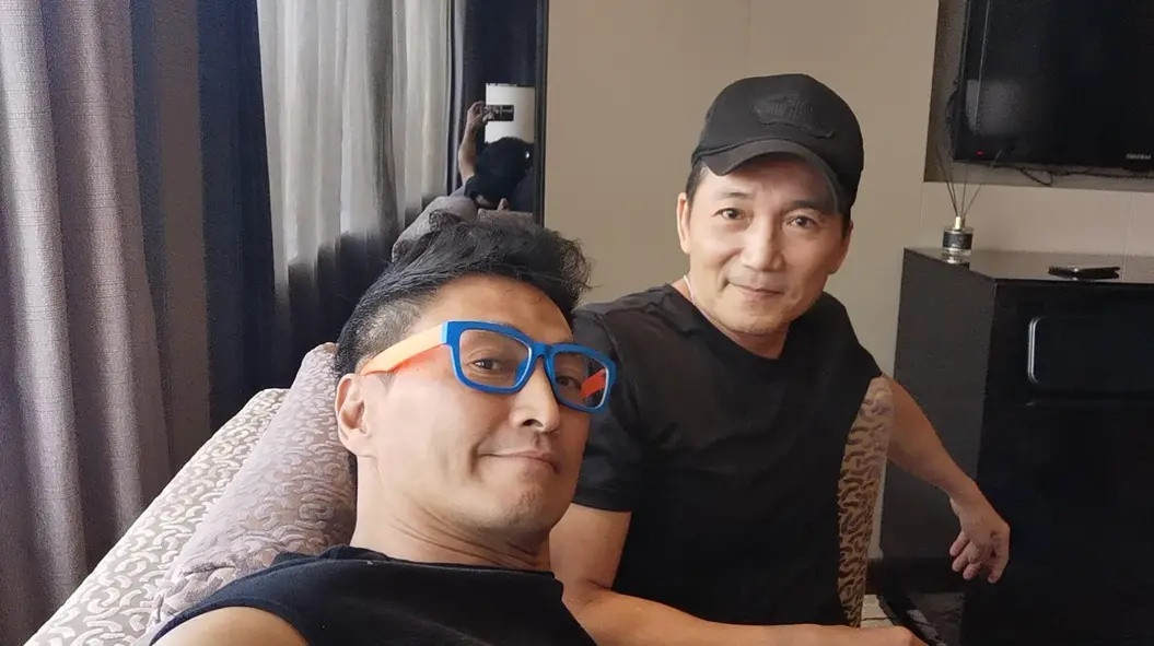 原创53岁常威邹兆龙游内地好友何家劲盛情款待相识26年感情好