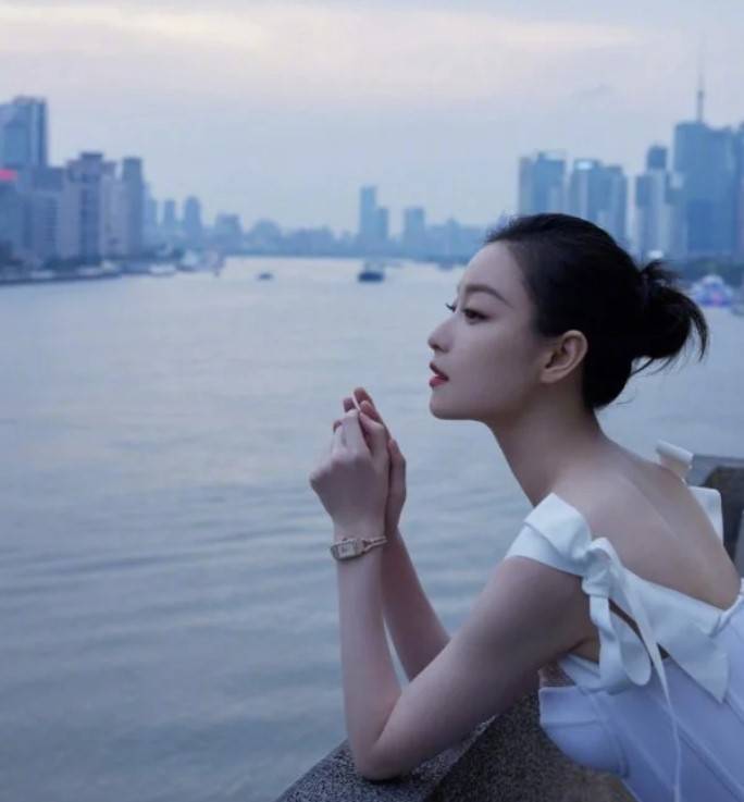 倪妮出席活动被拍怼脸特写,端庄大方,侧颜绝美
