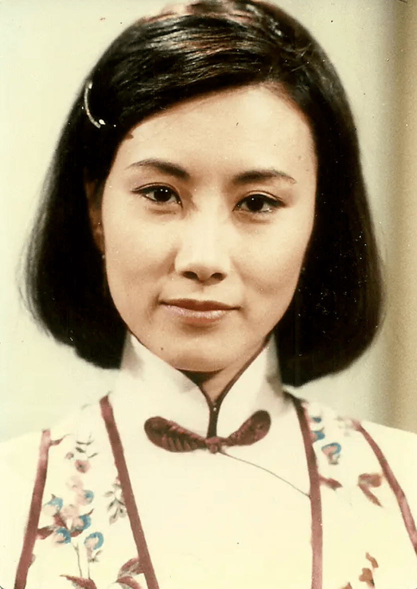 自此,香港艺人见了汪明荃,都会尊称一声"阿姐,香港电视界一姐的地位