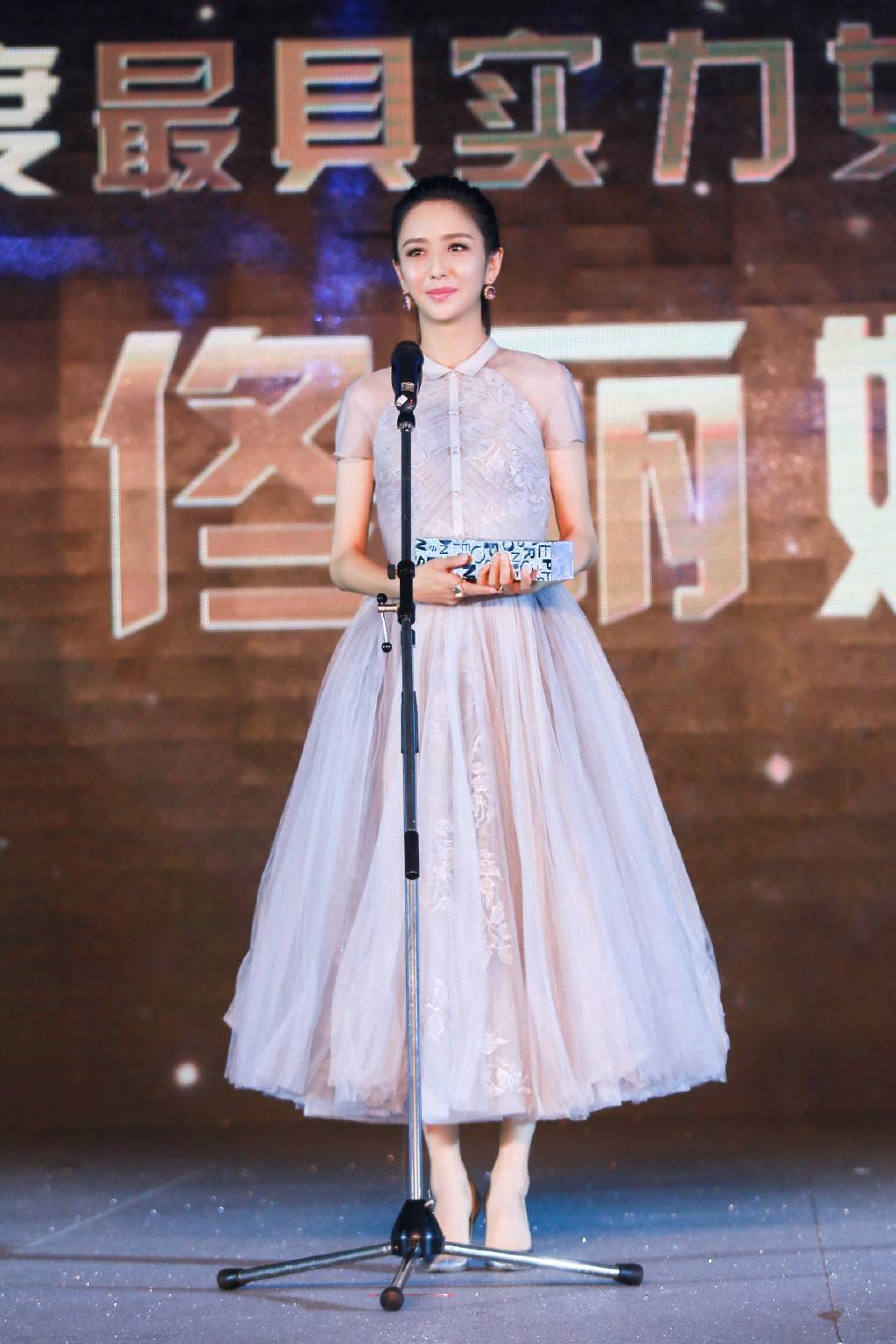 佟丽娅宣传新电影,穿无袖上衣配荷叶边短裙,对镜比耶少女感满满