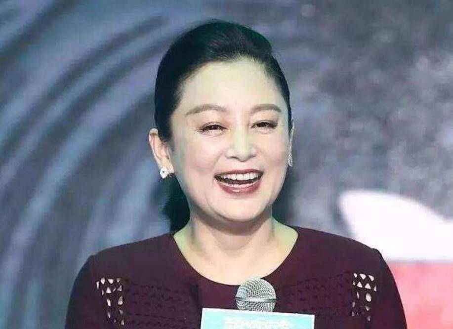 然而,随着年龄的增长,陈红似乎不太在乎保养,她的身体畸形,脸上布满