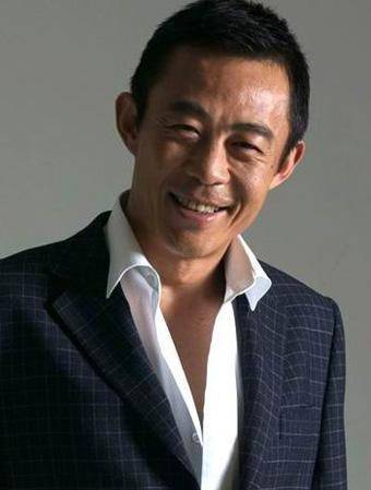 曾获得过金鹰奖,飞天奖等等表演大奖的著名演员侯勇在2011年与比他小