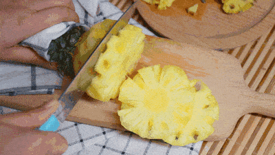 涂抹一层花生酱再吐司上2.猕猴桃,菠萝去皮切片3.