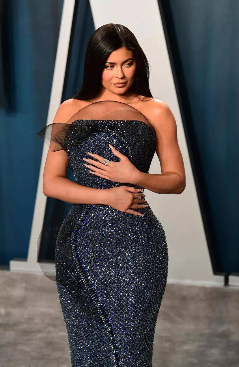 前不久kylie在ins上分享女儿照片时还@了一个新的账号kylie baby