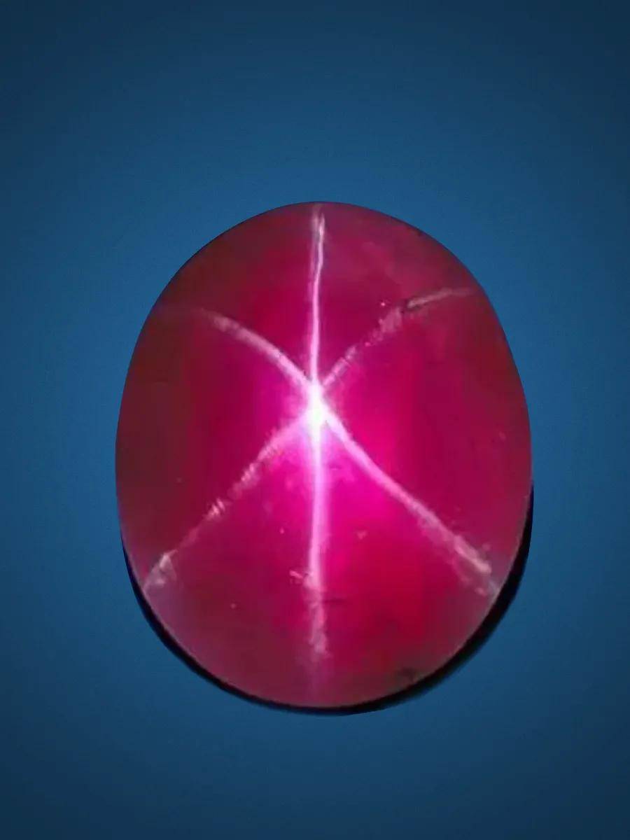 7克拉,是世界上少数的最大颗星光红宝石之一,现在收藏于美国华盛顿