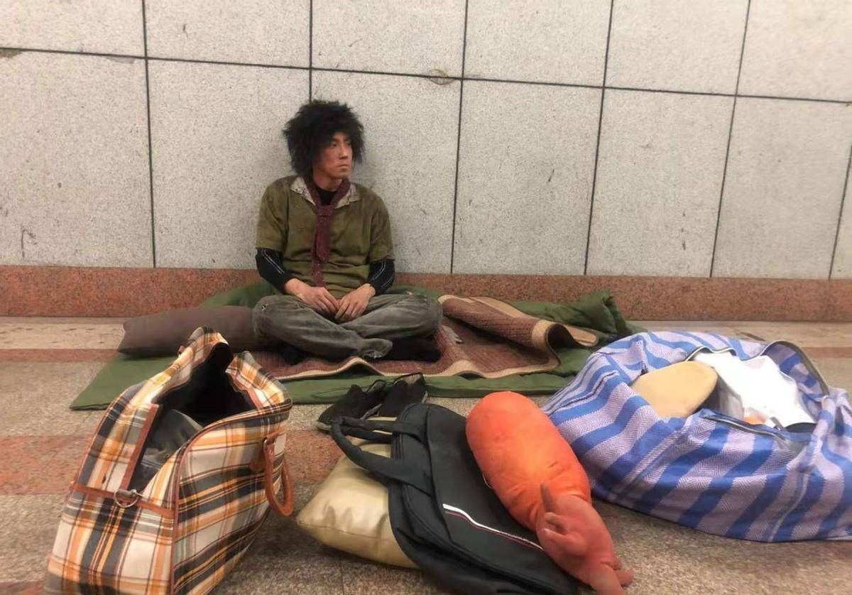 "五阿哥"乞丐造型曝光,打扮得十分邋遢