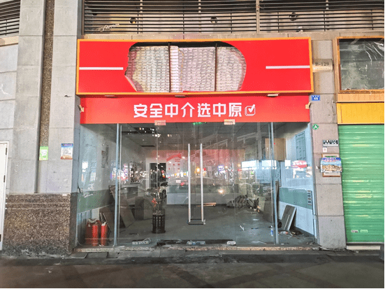 而离陈然所在门店不到100米处,一家大型连锁房产中介的门店也悄然倒闭