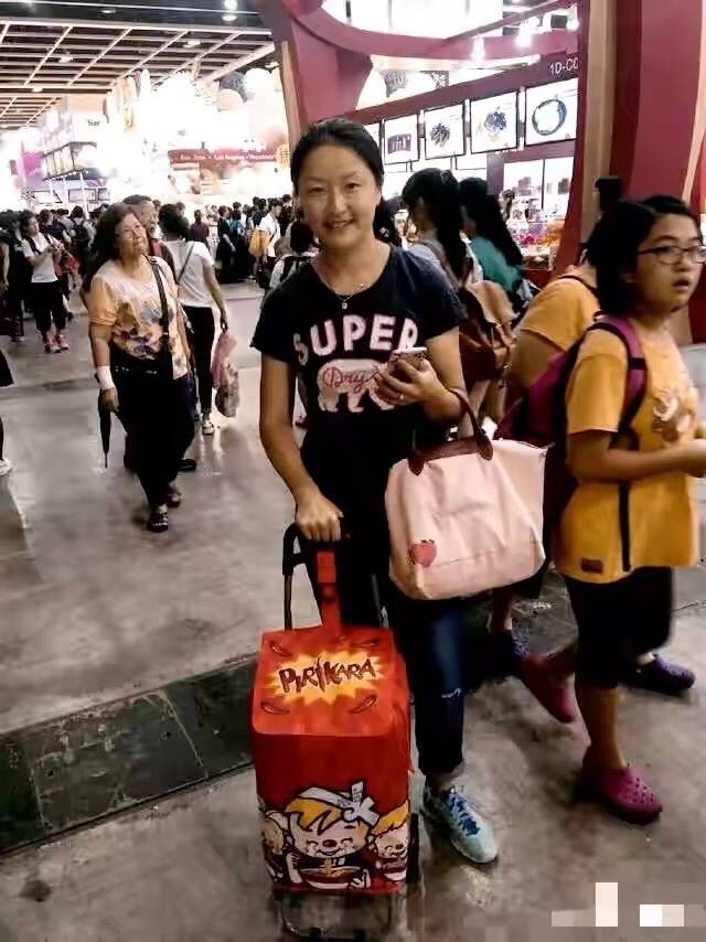 晏紫为李圣根生下一双儿女后,全心全意在家相夫教子.