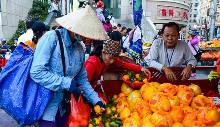 原创越南美女在边境出没,说是去旅游,其实是来带走中国这两样东西