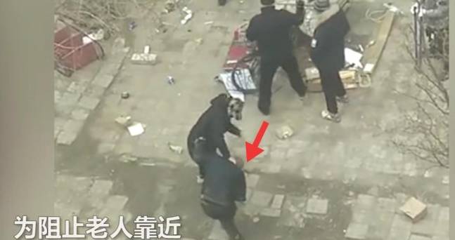 暴力抢夺拾荒老人废品,掐脖子侧身摔拖地走,物业:疫情