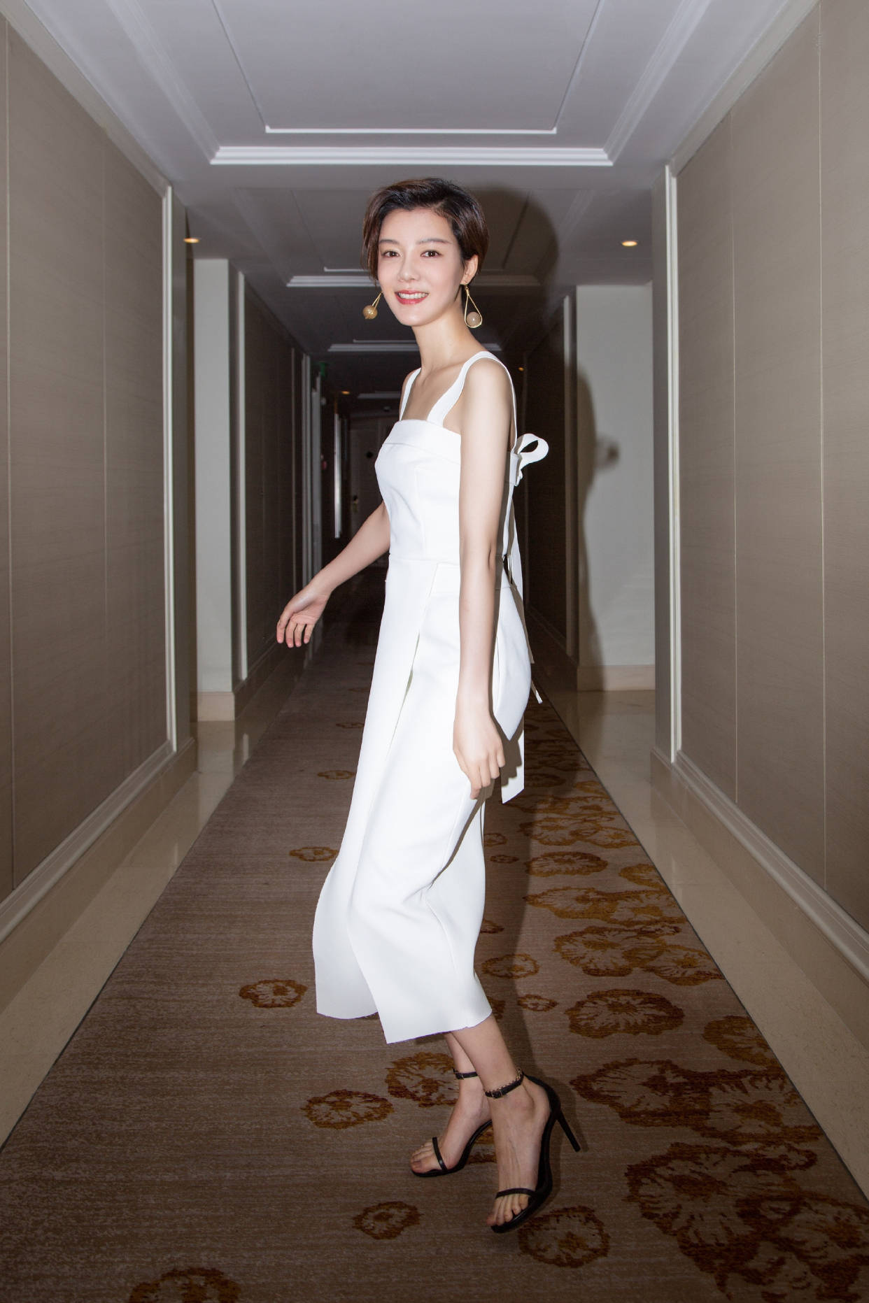 原创真正的气质美人车晓,身着裹臀白裙高雅大气,回眸一笑美到骨子里