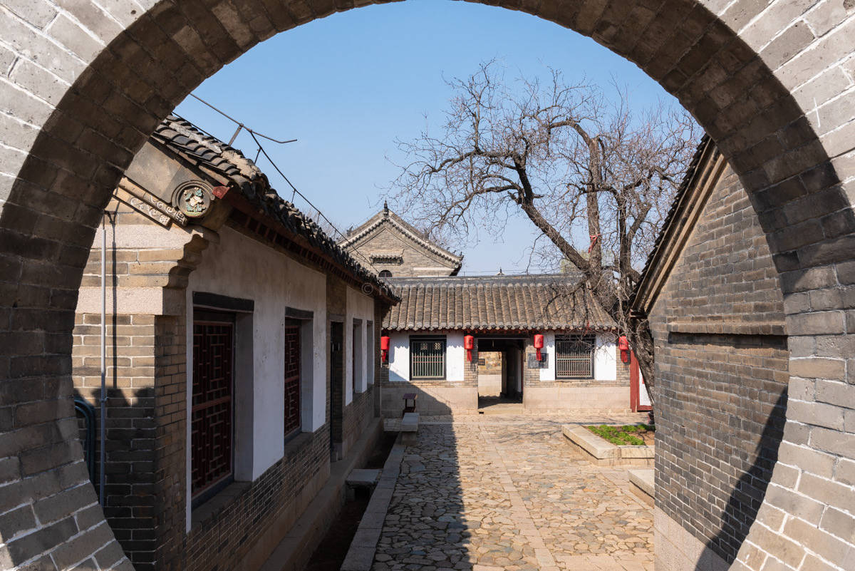 全国保存完整的庄园,建筑结构严谨,紧固墩实,雄伟庄重