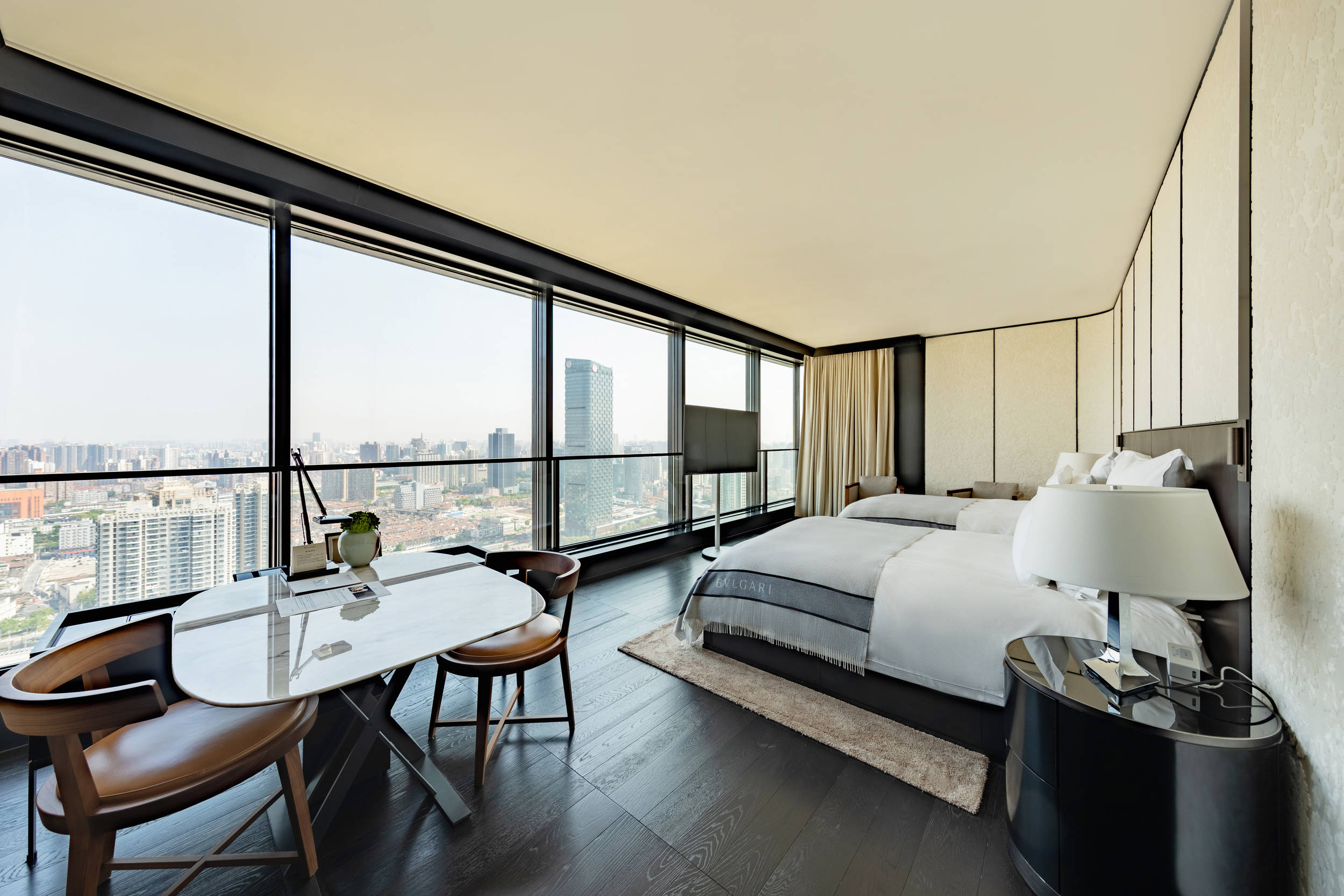 上海宝格丽酒店拥有 63间典雅客房与 19间甄选套房,设计师将当代