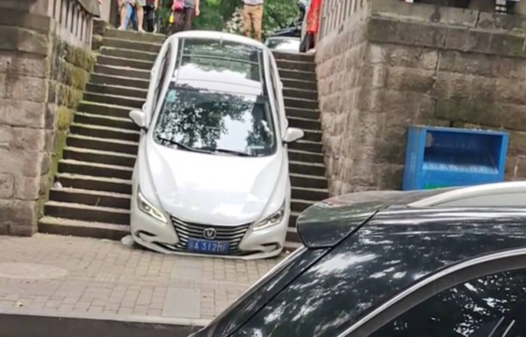 为了抄近路,重庆一男子开车"下楼梯,结果尴尬了