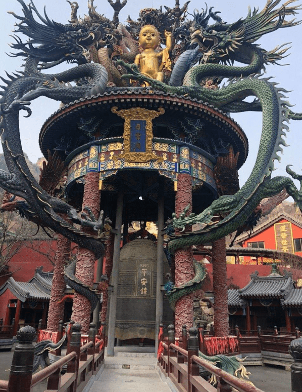 北京传奇的百年古寺,佛像建在寺庙顶部,因背临两处瀑布得名