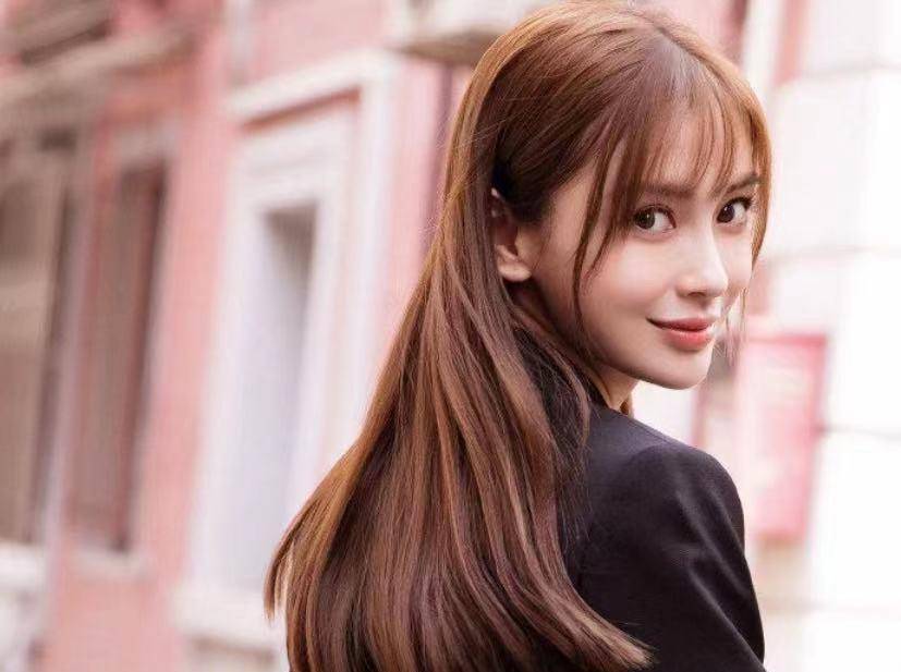 很多女明星换风格,走青春少女感的路线时都喜欢换空气刘海,尤其是大红