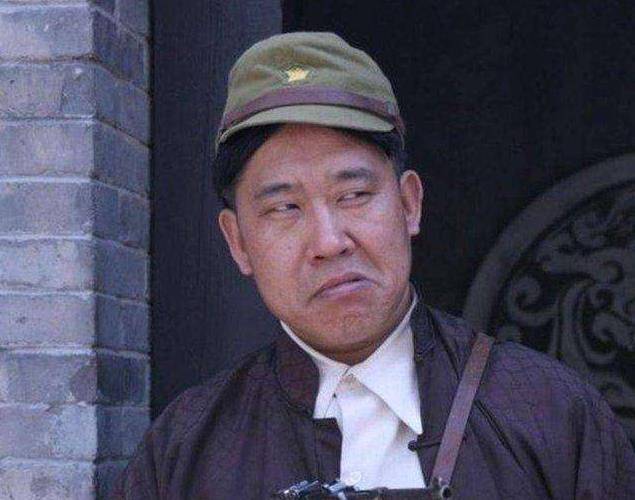 的男明星,因此,观众只记住了他长得很丑的一幕,其实,杜旭东年轻的时候