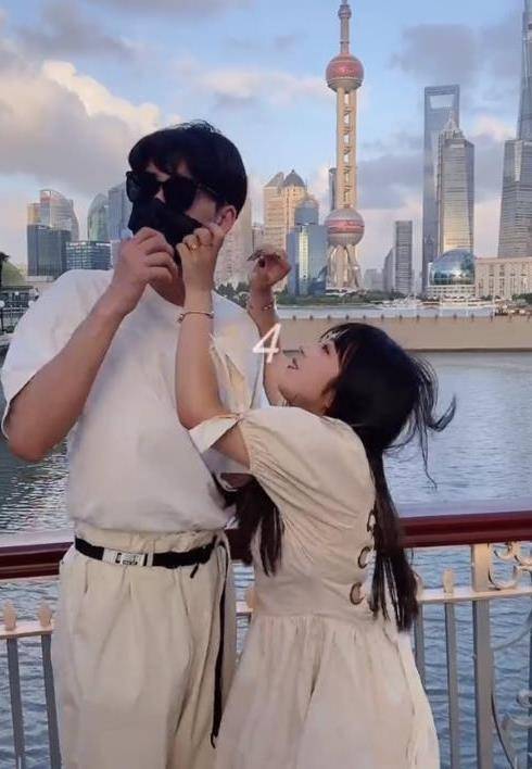 原创林锡从未露过脸?女友郝一点想看都不让,拽着口罩就是不放手!