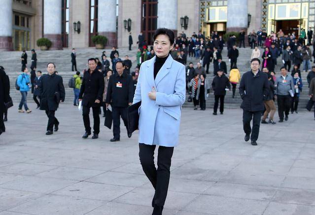 原创周涛不愧是知名主持人,一身毛呢大衣显高级,平时没少管理身材