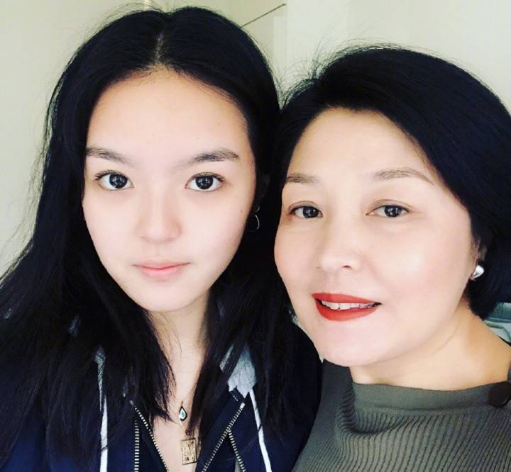 哈文近照曝光,走出丈夫去世阴霾,女儿长得不像李咏,越