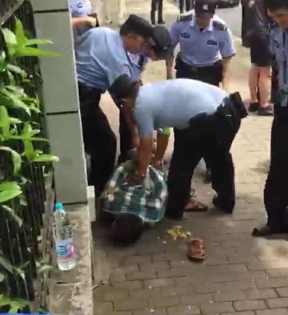 原创上海一男子校门口砍人,两小学生不幸死亡,凶手疑因无业报复社会